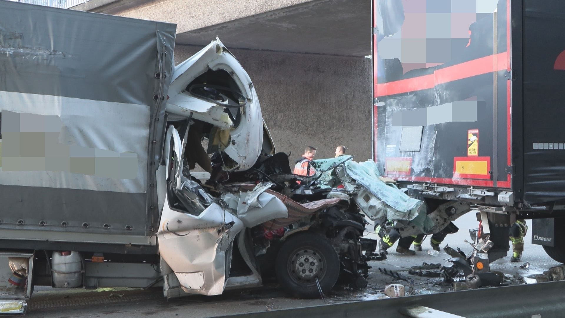 Der Fahrer des Kleintransporters wurde lebensgefährlich verletzt.