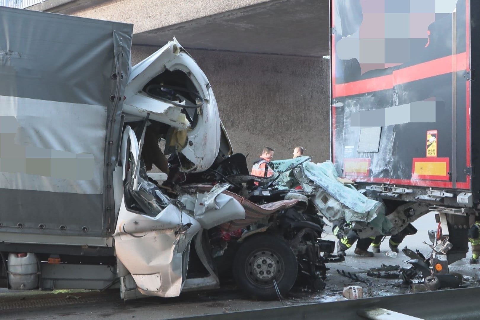 Der Fahrer des Kleintransporters wurde lebensgefährlich verletzt.