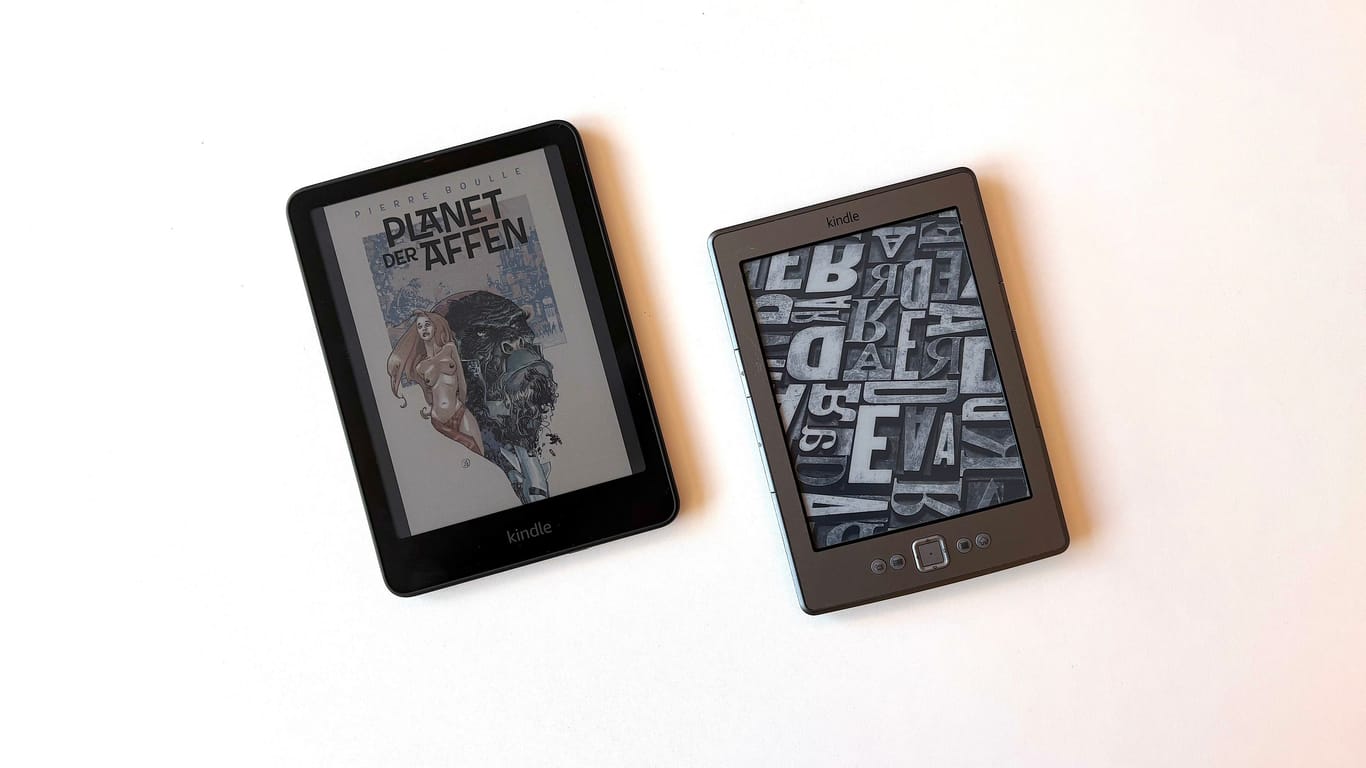 Bis auf den Einschaltknopf an der Unterseite hat der Kindle Colorsoft keine physischen Tasten. Anders war das bei den ersten Geräten wie dem Kindle der 4. Generation 2011.