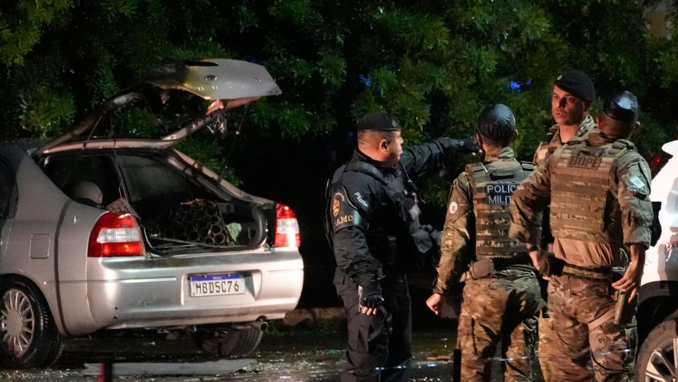 Die Polizei inspiziert ein Fahrzeug vor dem Obersten Gerichtshof in Brasília nach einer Explosion.