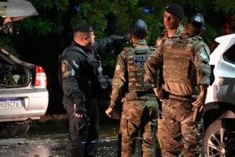 Die Polizei inspiziert ein Fahrzeug vor dem Obersten Gerichtshof in Brasília nach einer Explosion.