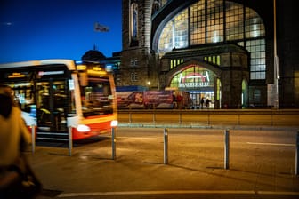 Ein Bus am Hamburger Hauptbahnhof (Symbolfoto): Am Montagabend ereignete sich hier ein schwerer Vekehrsunfall.