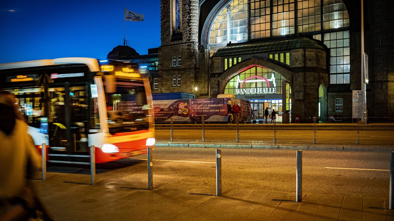 Ein Bus am Hamburger Hauptbahnhof (Symbolfoto): Am Montagabend ereignete sich hier ein schwerer Vekehrsunfall.