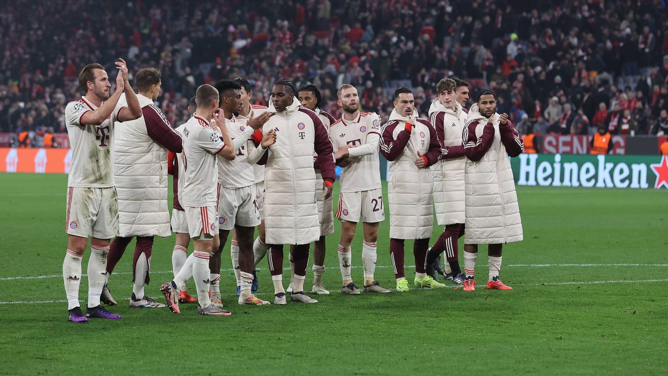 Verhaltener Jubel: Die Mannschaft des FC Bayern erfuhr erst nach dem Abpfiff von dem traurigen Zwischenfall.