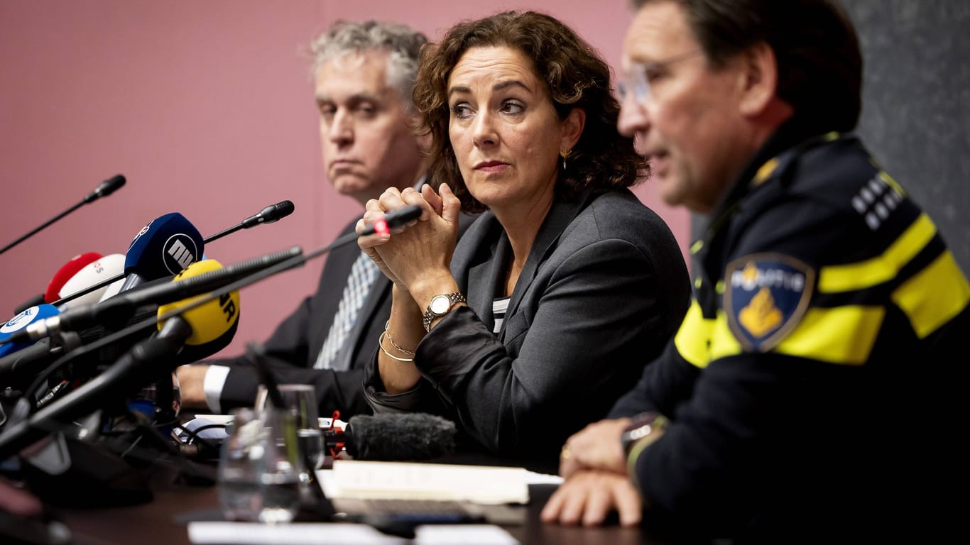 Erklärungsnot: Amsterdams Bürgermeisterin Femke Halsema gab am Freitag eine Pressekonferenz mit den Spitzen von Polizei und Staatsanwaltschaft.