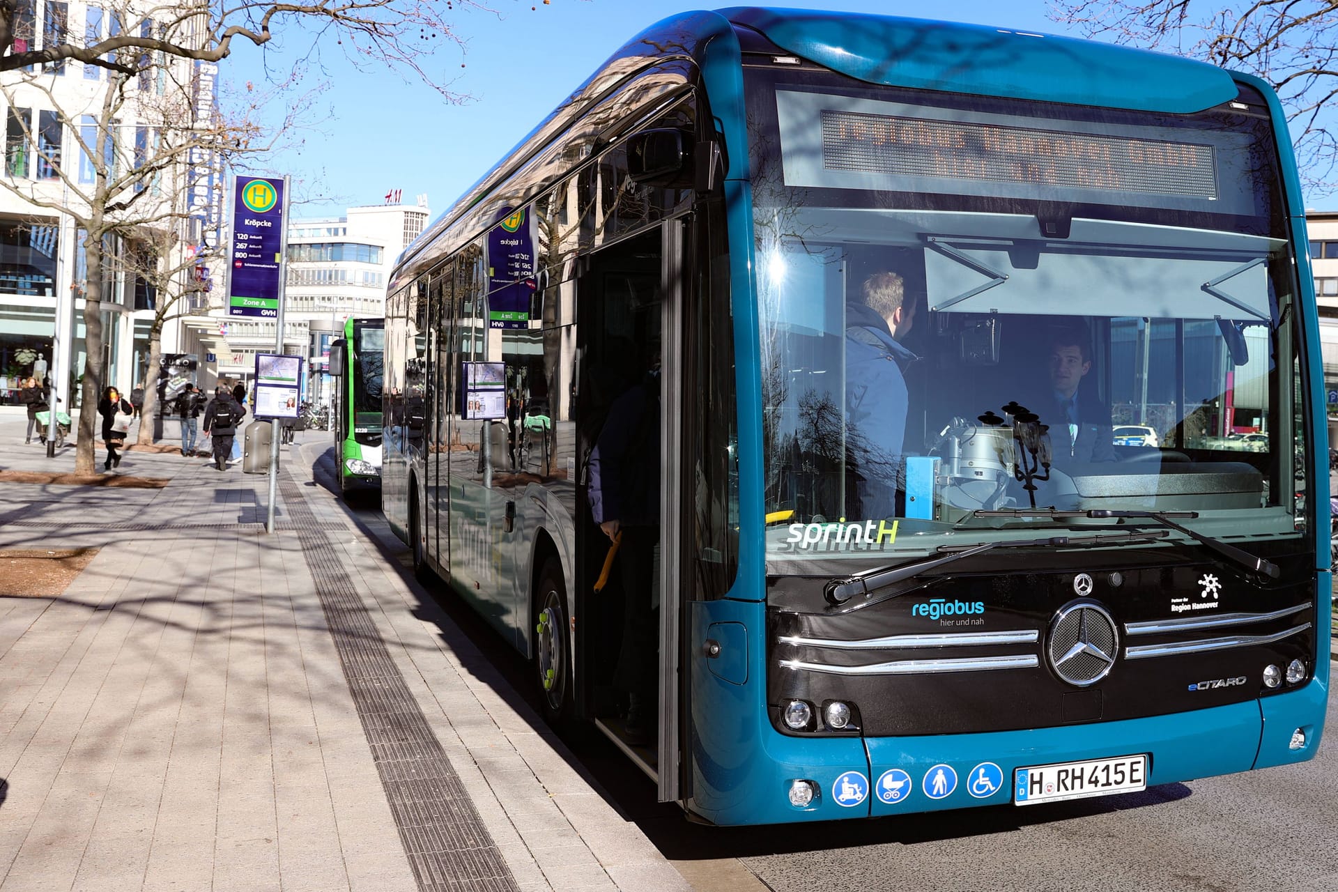 Ein Bus steht an einer Haltestelle (Symbolbild): Regiobus Hannover wird ab Mittwoch für zwei Tage bestreikt.