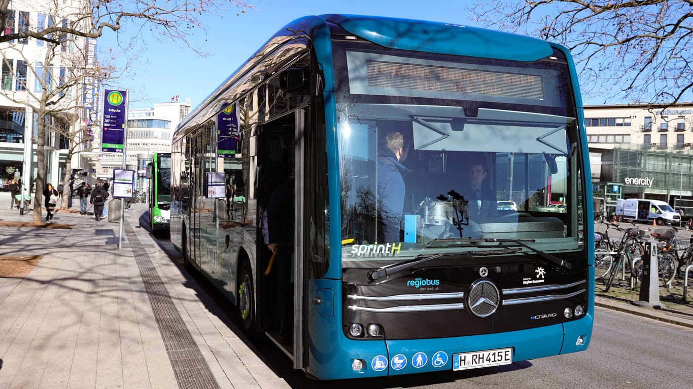 Ein Bus steht an einer Haltestelle (Symbolbild): Regiobus Hannover wird ab Mittwoch für zwei Tage bestreikt.