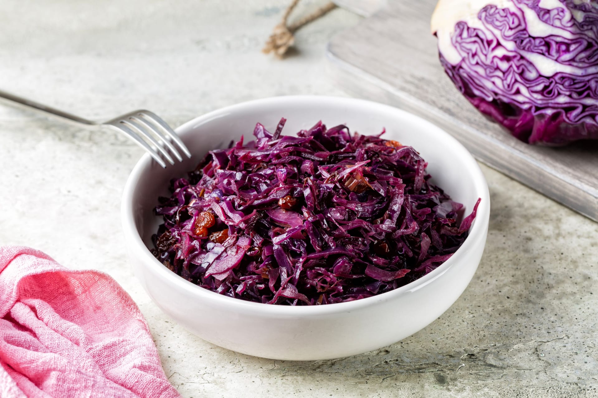 Rotkohl: Das Produkt aus der Konserve lässt sich mit Apfelstücken und roten Zwiebeln leicht verfeinern.