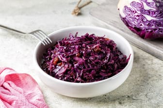 Rotkohl: Das Produkt aus der Konserve lässt sich mit Apfelstücken und roten Zwiebeln leicht verfeinern.