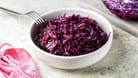 Rotkohl: Das Produkt aus der Konserve lässt sich mit Apfelstücken und roten Zwiebeln leicht verfeinern.