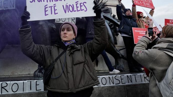 Demonstrantinnen in Paris: Am Place de la Republique versammelten sich Tausende, um gegen Gewalt an Frauen zu demonstrieren.