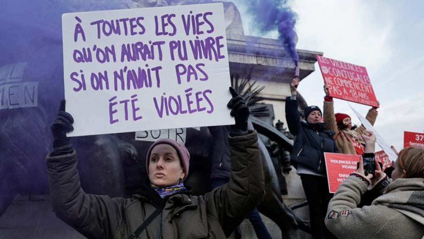 Demonstrantinnen in Paris: Am Place de la Republique versammelten sich Tausende, um gegen Gewalt an Frauen zu demonstrieren.