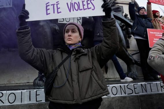 Demonstrantinnen in Paris: Am Place de la Republique versammelten sich Tausende, um gegen Gewalt an Frauen zu demonstrieren.