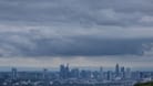 Dunkle Wolken über Bankenskyline von Frankfurt/Main