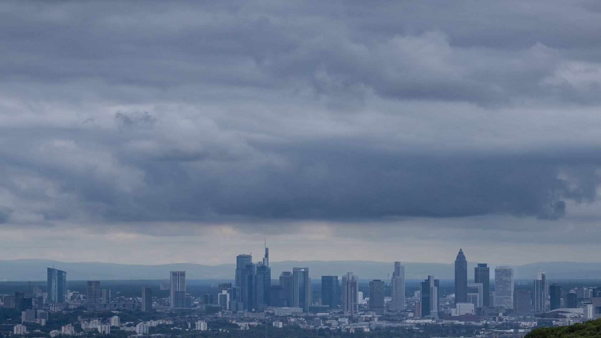 Dunkle Wolken über Bankenskyline von Frankfurt/Main