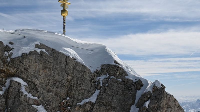 Das berühmte Gipfelkreuz an der Zugspitze (Archivbild).