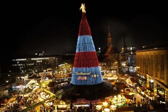 Die Beleuchtung des riesigen Weihnachtsbaums auf dem Weihnachtsmarkt wird eingeschaltet: Der nach Veranstalterangaben größte Weihnachtsbaum der Welt, wird in diesem Jahr mit mehr Lichtern denn je beleuchtet