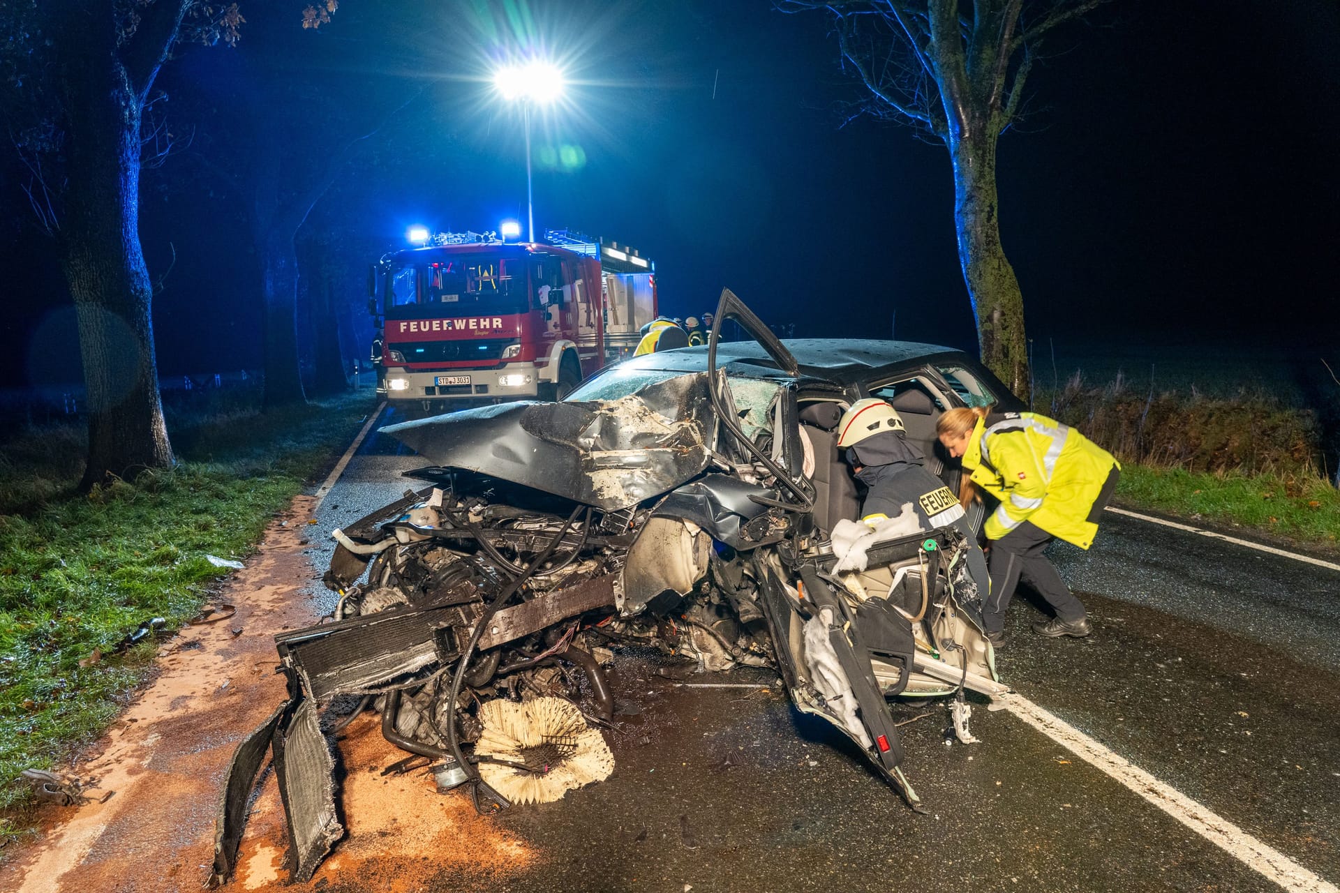 Unfallauto bei Apensen: Der junge Fahrer verstarb in der Nacht in einer Klinik.