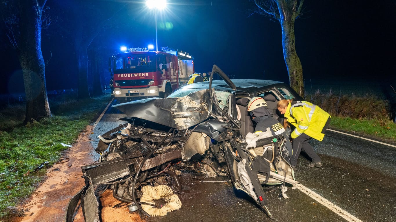 Unfallauto bei Apensen: Der junge Fahrer verstarb in der Nacht in einer Klinik.