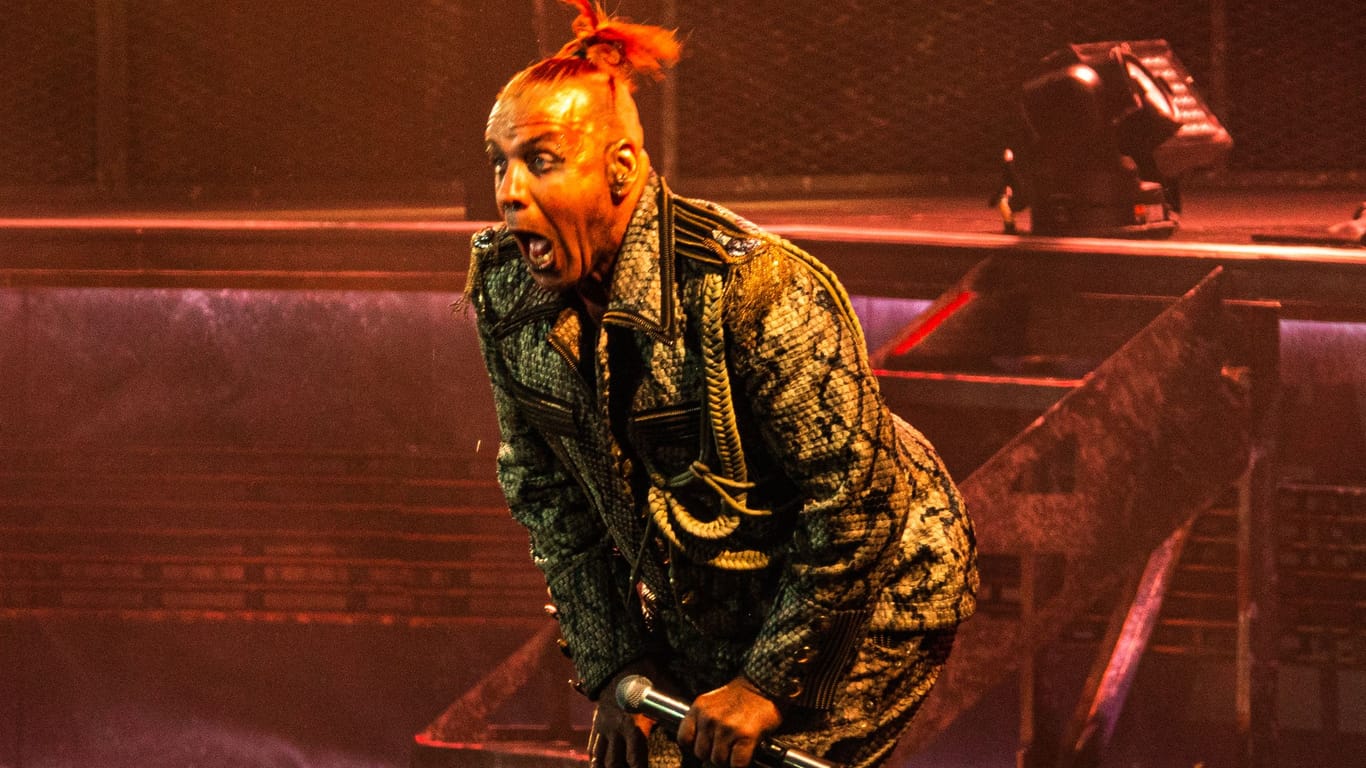 Till Lindemann bei einem Rammstein-Konzert (Archivbild): Im kommenden Jahr geht der Sänger auf Solo-Tour durch Europa.