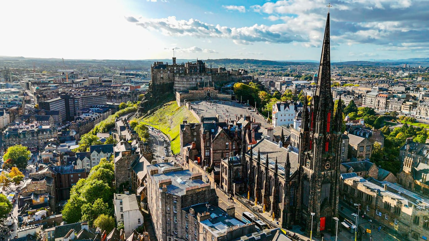 Edinburgh aus der Luft: Die Royal Mile führt bis vor das Edinburgh Castle (Mitte oben).