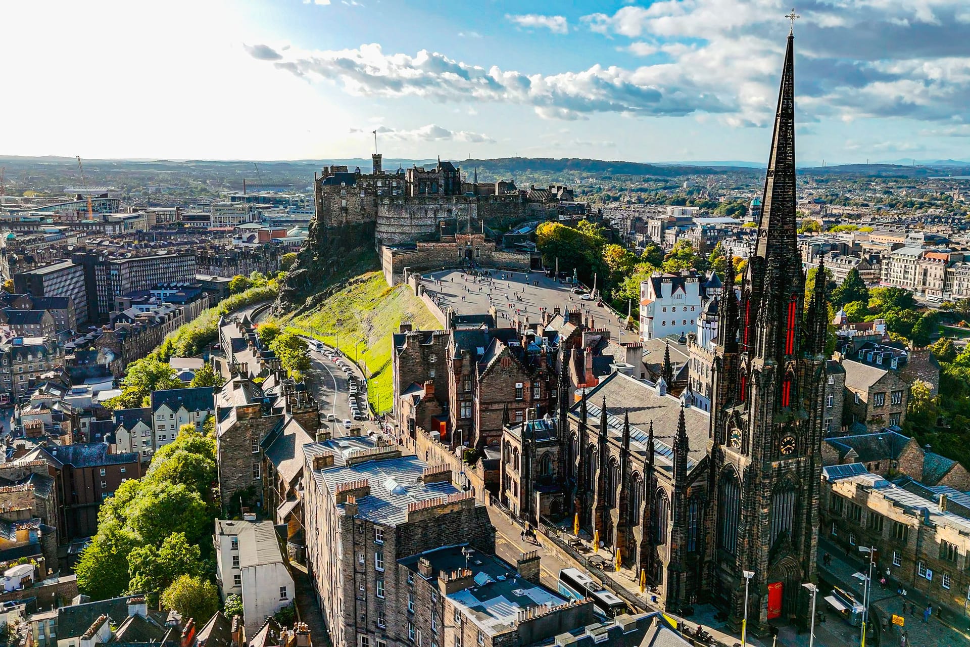 Edinburgh aus der Luft: Die Royal Mile führt bis vor das Edinburgh Castle (Mitte oben).