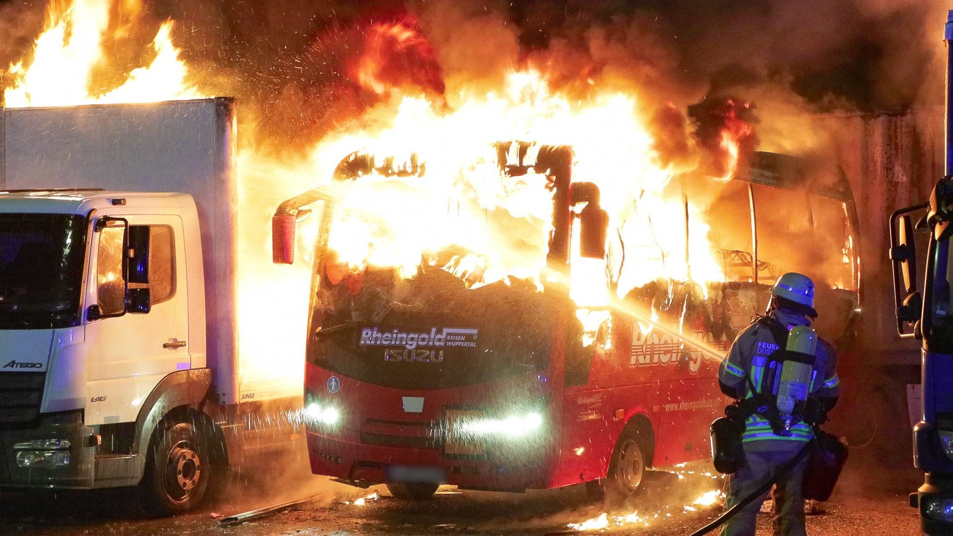 In der Nacht kam es in Düsseldorf-Garath zu einem Großeinsatz der Feuerwehr: Ein Reisebus brannte.