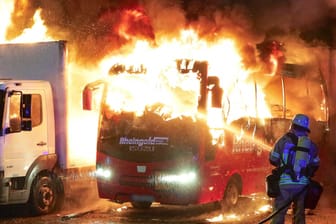 In der Nacht kam es in Düsseldorf-Garath zu einem Großeinsatz der Feuerwehr: Ein Reisebus brannte.