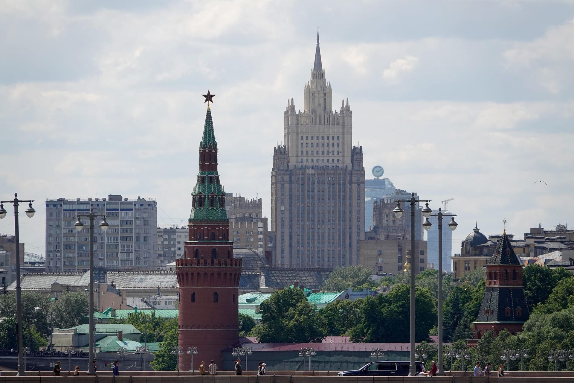 Moskau: Kremlturm und Außenministerium