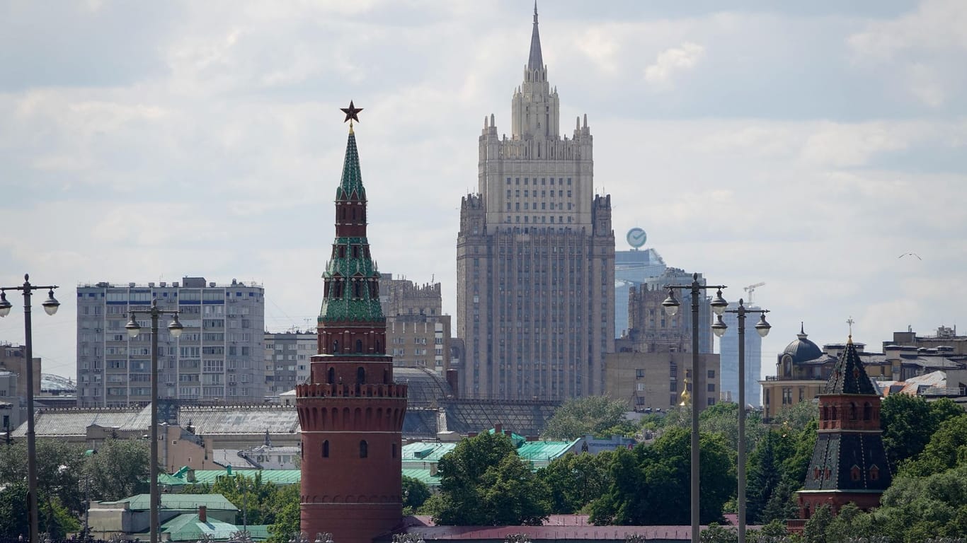 Moskau: Kremlturm und Außenministerium