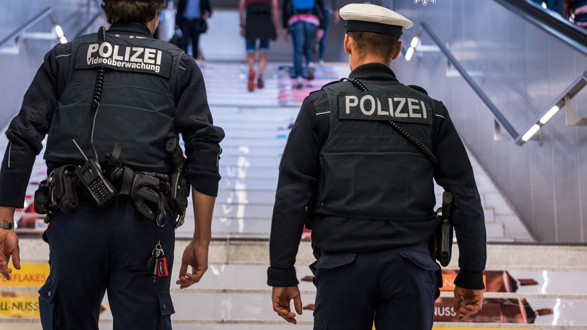 Zwei Polizisten laufen im Hauptbahnhof Streife (Symbolbild): In München erwischten die Beamten ein Trio beim Diebstahl.