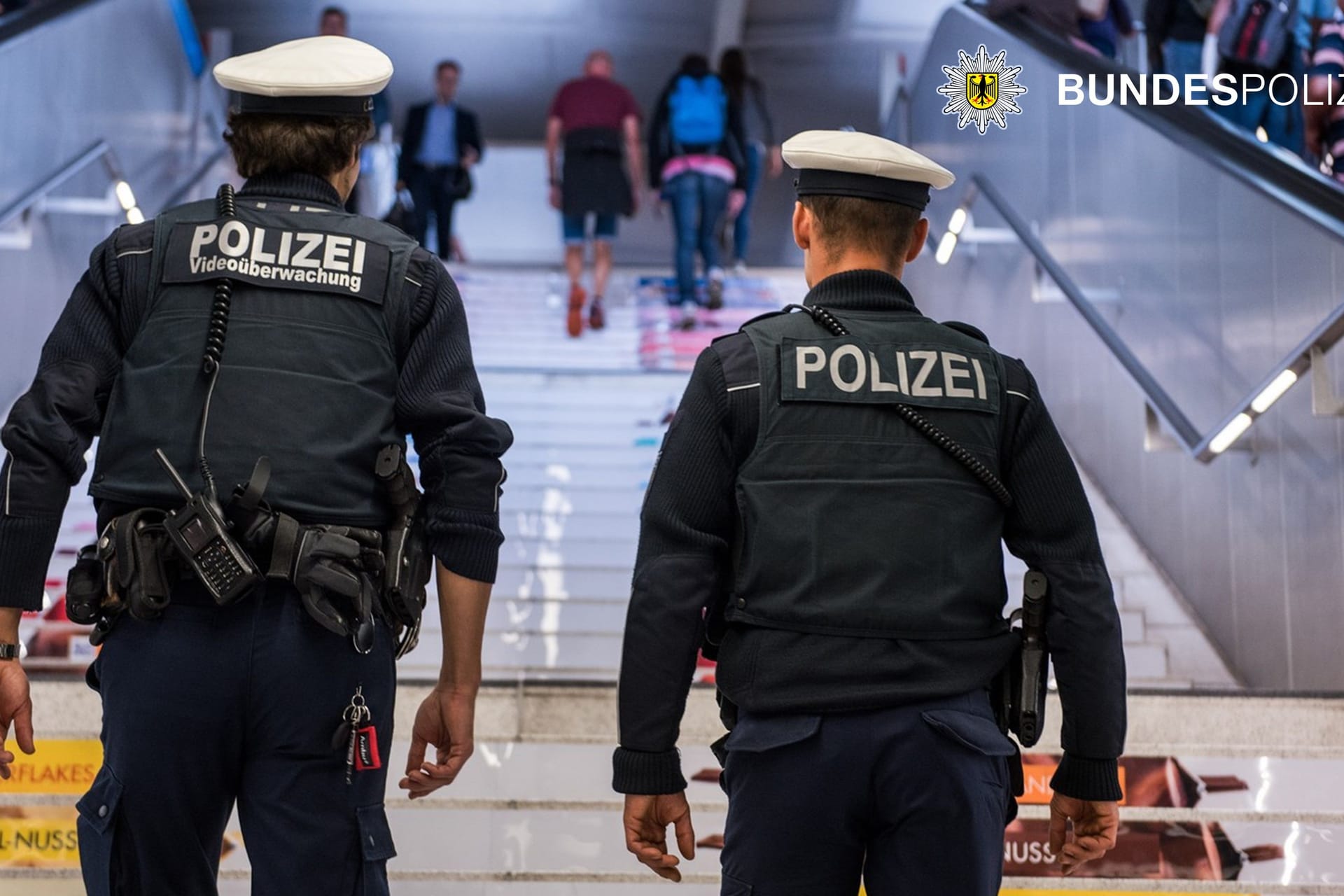 Zwei Polizisten laufen im Hauptbahnhof Streife: In München war die Bundespolizei auf der Suche nach einem Mann mit Schusswaffe.