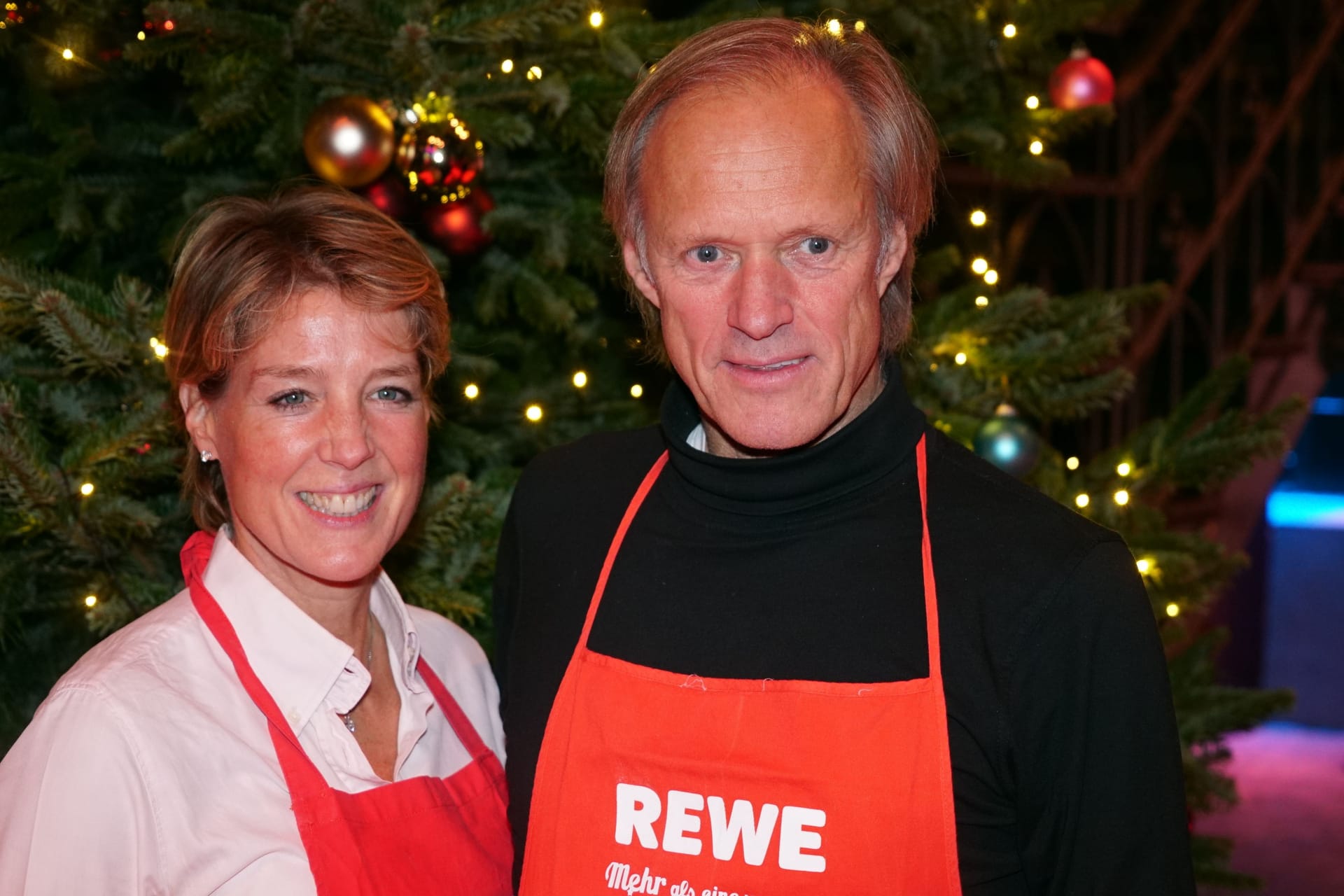 Christina Block und Gerhard Delling: Das Paar kellnerte bei einer Charity-Aktion in Hamburg für Bedürftige.