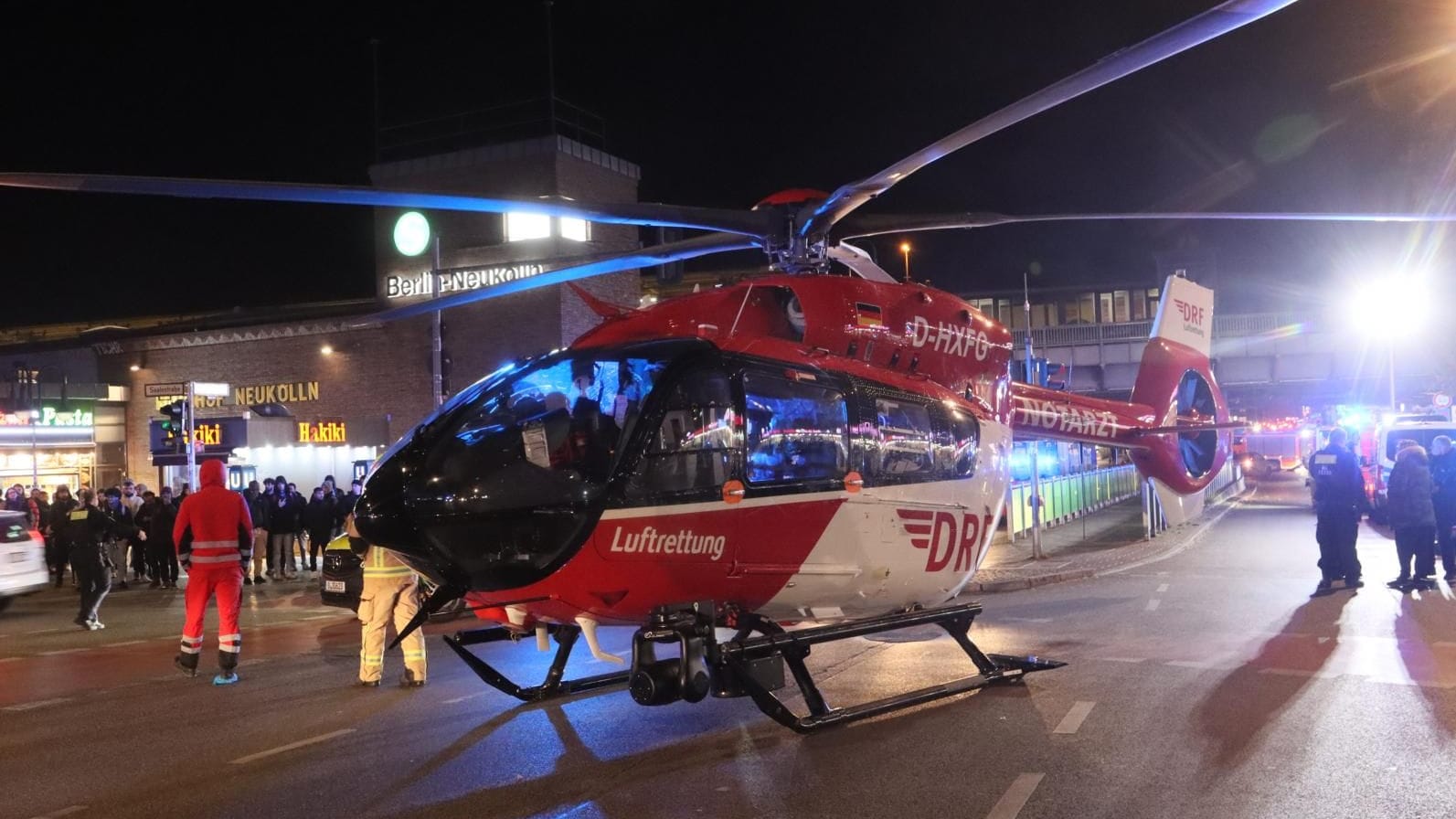 Rettungshubschrauber am S-Bahnhof Neukölln: Die Kreuzung wurde für den Verkehr gesperrt.