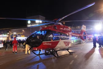 Rettungshubschrauber am S-Bahnhof Neukölln: Die Kreuzung wurde für den Verkehr gesperrt.