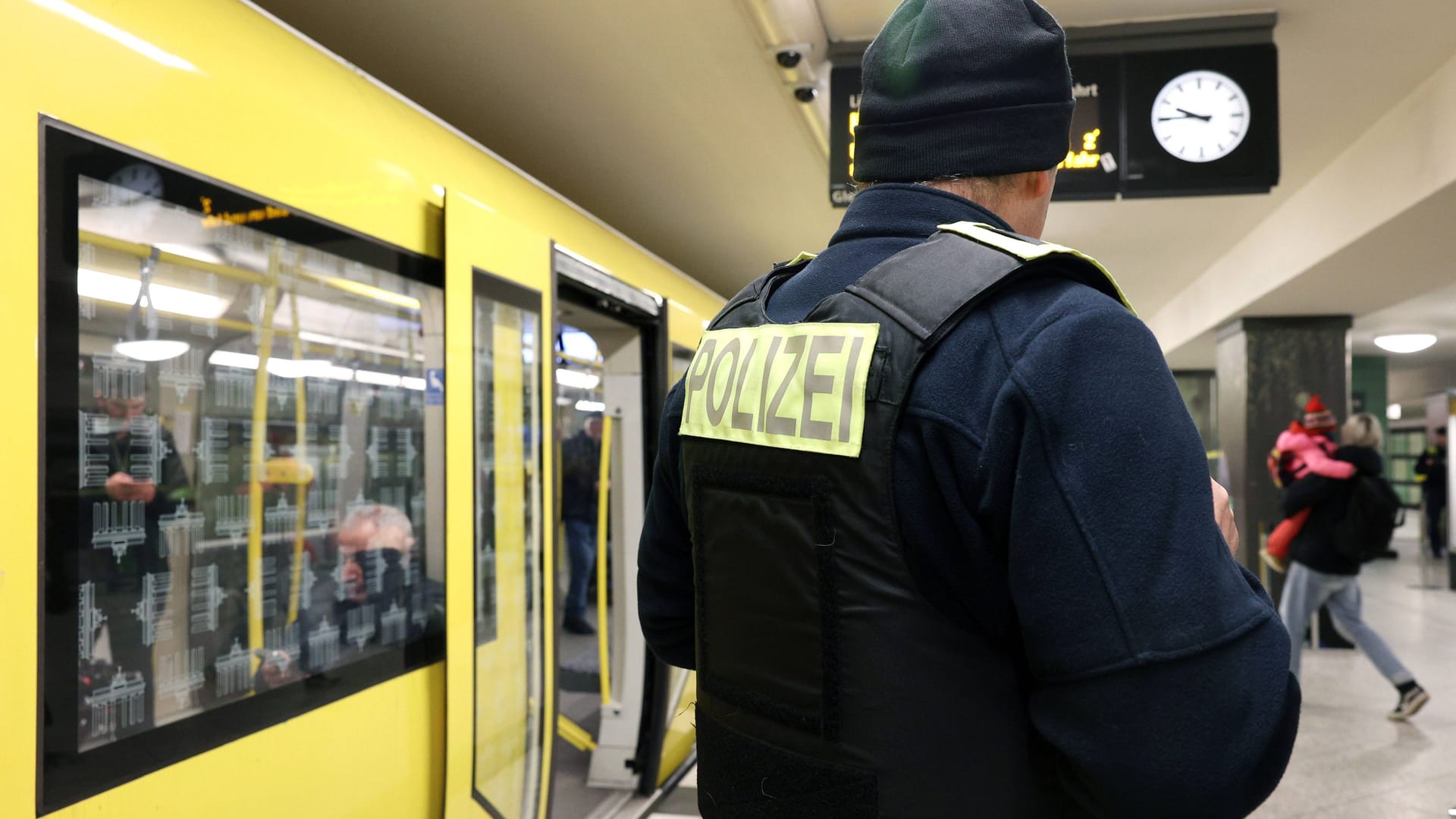 Polizei an einem U-Bahnhof (Symbolbild): Die U-Bahnlinie 8 ist besonders anfällig für Straftaten.