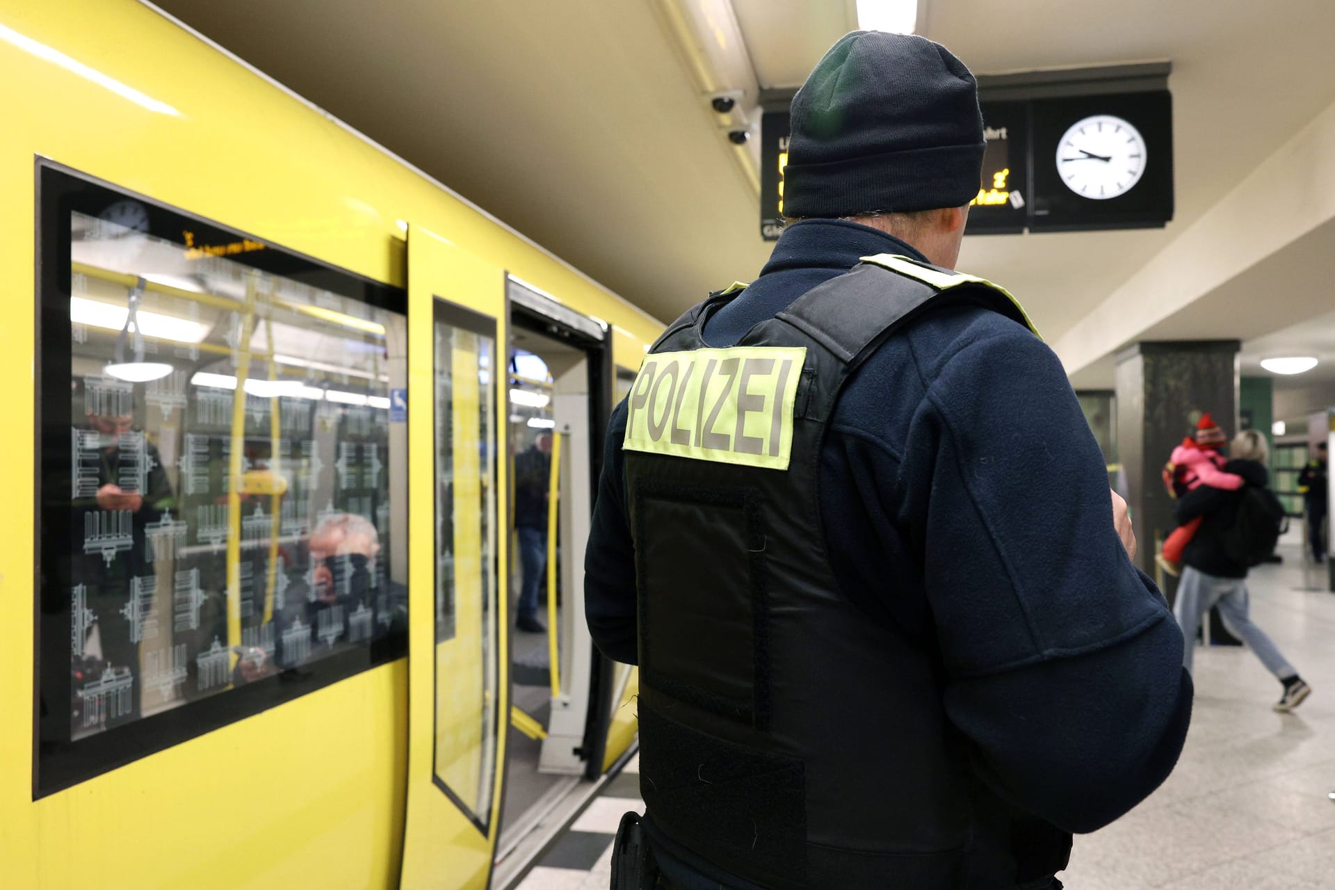 Polizei an einem U-Bahnhof (Symbolbild): Die U-Bahnlinie 8 ist besonders anfällig für Straftaten.