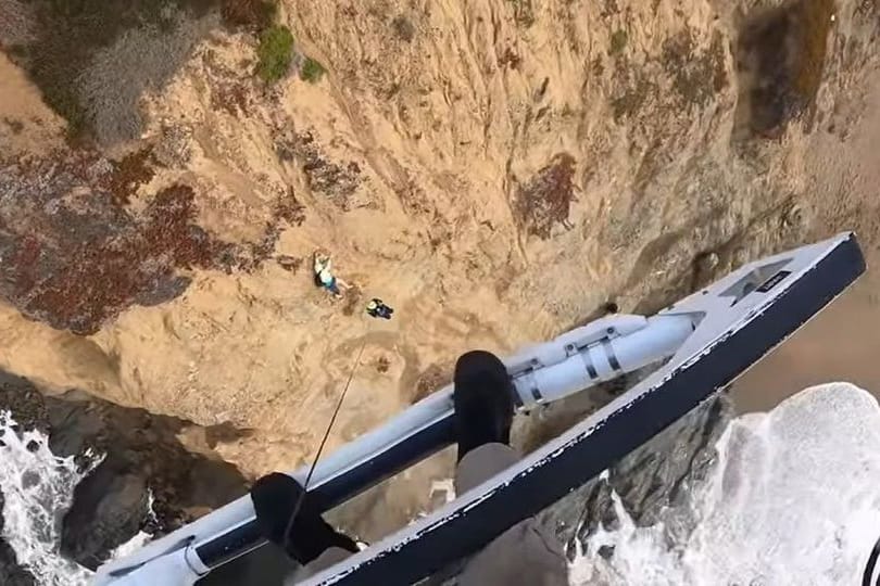 Ein Mann wurde von einem Hubschrauber von einer Klippe gerettet.