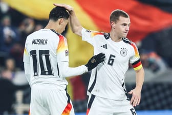 Jamal Musiala (l.) und Joshua Kimmich gegen Bosnien-Herzegowina: Der Gruppensieg für Deutschland steht fest.