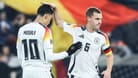 Jamal Musiala (l.) und Joshua Kimmich gegen Bosnien-Herzegowina: Der Gruppensieg für Deutschland steht fest.