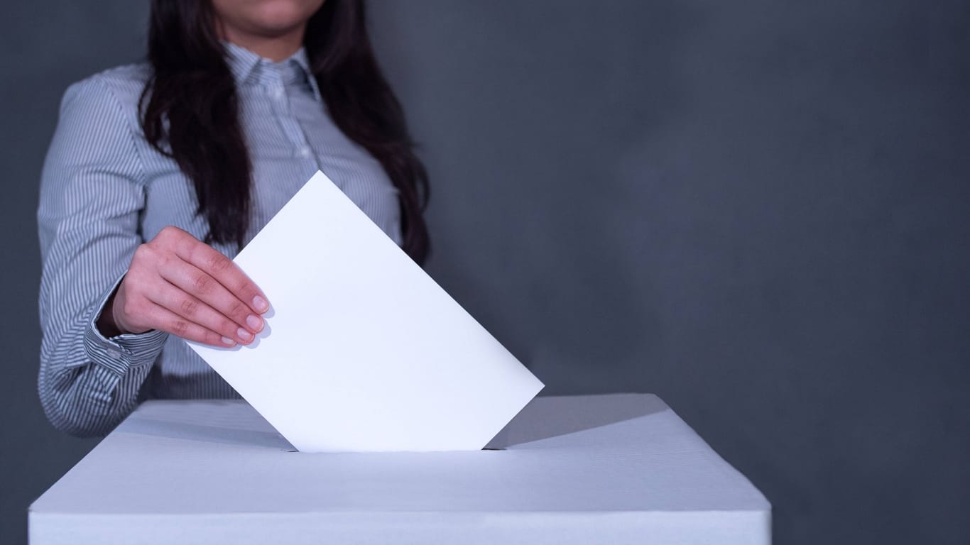 Eine junge Frau wirft einen Zettel in die Wahlurne (Symbolbild): CDU-Politiker Gundolf Siebeke hat das Wahlrecht für Frauen angezweifelt.