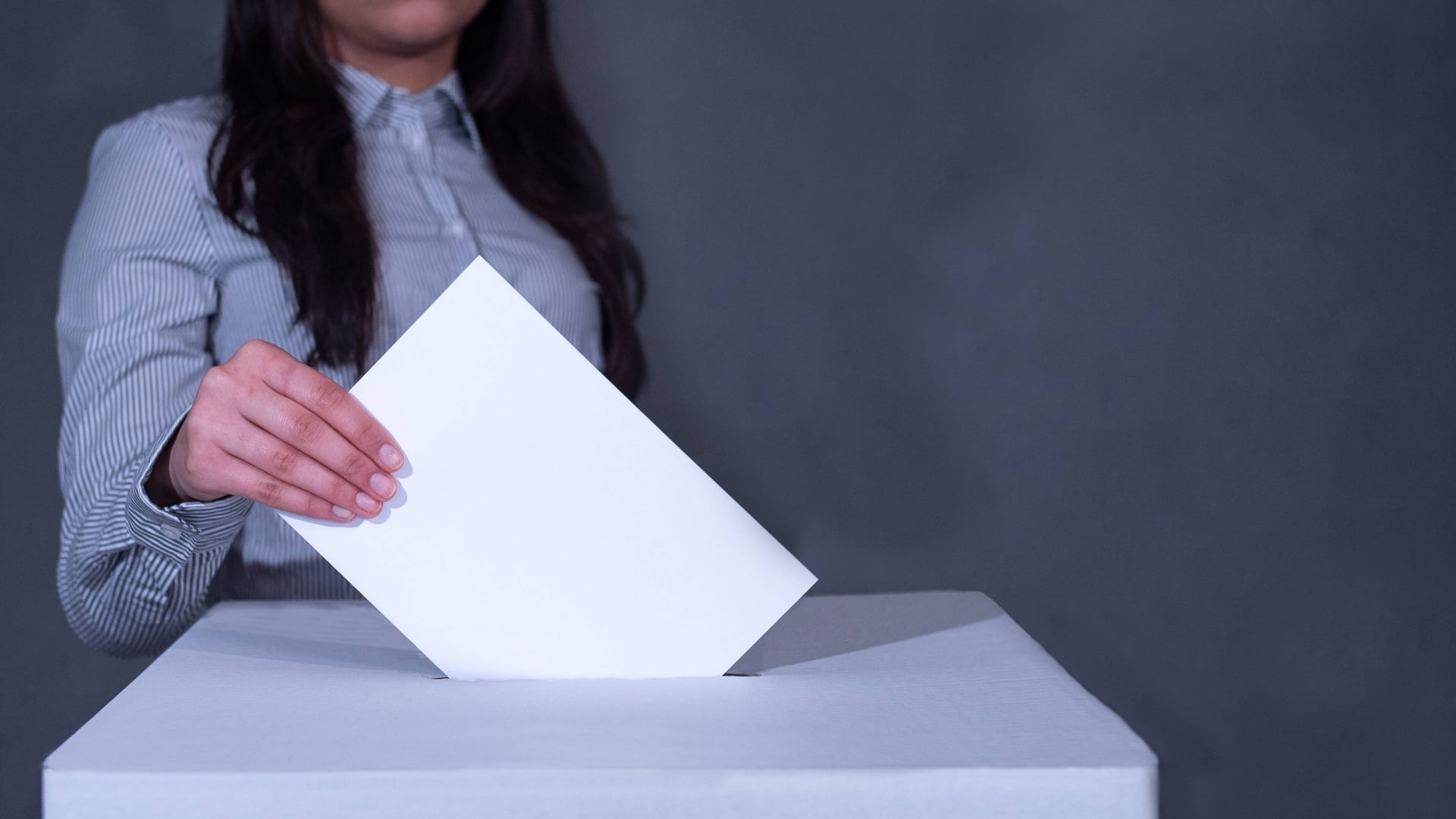 Eine junge Frau wirft einen Zettel in die Wahlurne (Symbolbild): CDU-Politiker Gundolf Siebeke hat das Wahlrecht für Frauen angezweifelt.