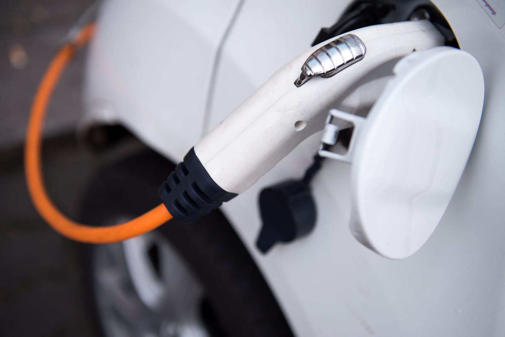 Elektroauto an einer Ladesäule Elektroauto an einer Ladesäule