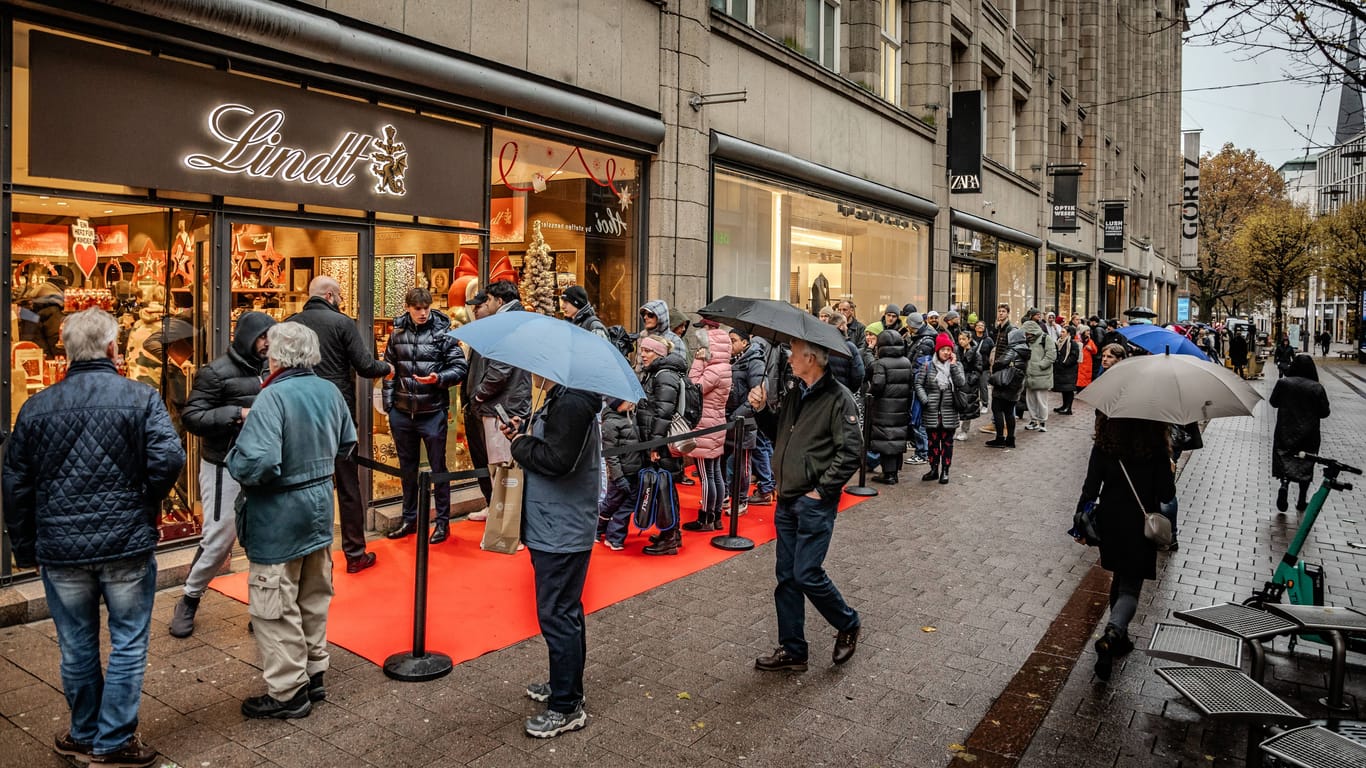 Hamburg: Vor dem Shop von Lindt stehen die Menschen in einer langen Schlange an - auf der Jagd nach Dubai-Schokolade.