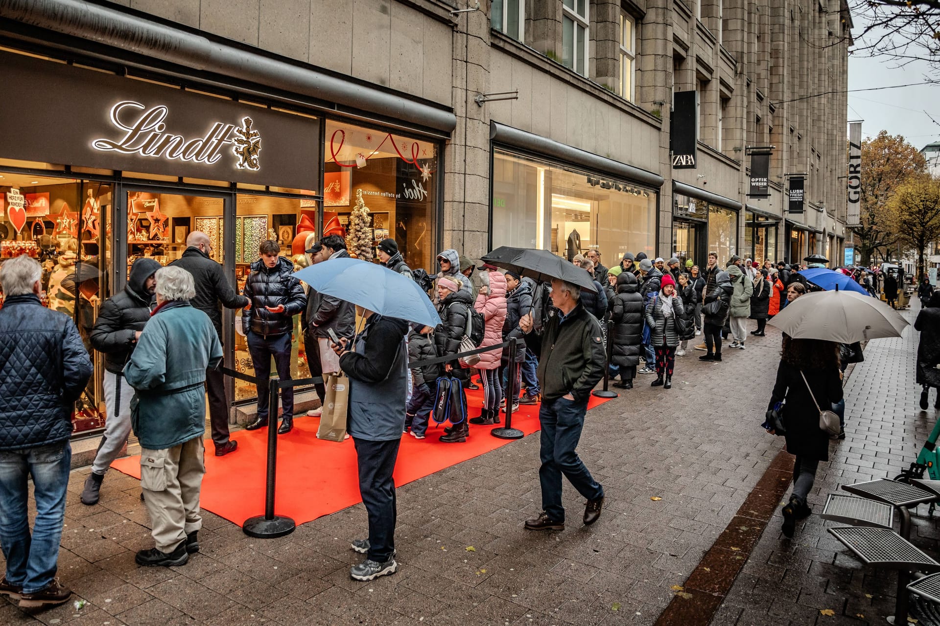 Hamburg: Vor dem Shop von Lindt stehen die Menschen in einer langen Schlange an - auf der Jagd nach Dubai-Schokolade.