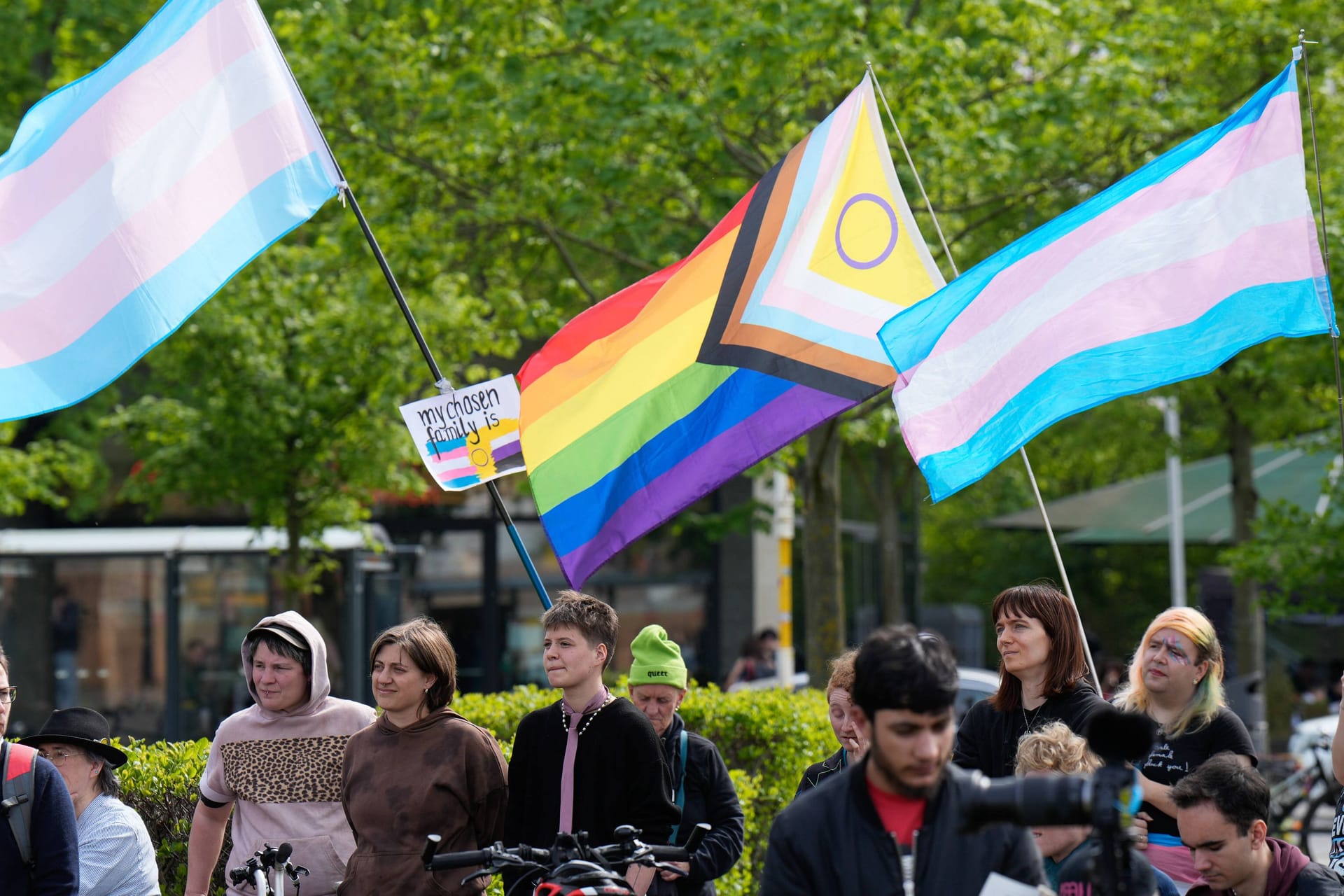 Trans-Aktivisten bei einer Kundgebung (Archivfoto): Bis 2011 mussten sich Trans-Menschen in Deutschland noch sterilisieren lassen.