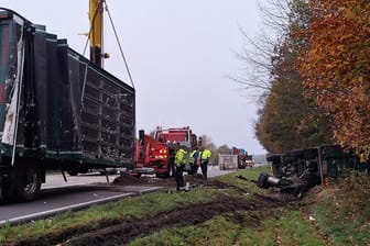 Chaos auf der A29: Lkw mit Puten verunfallt