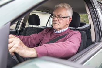 Ganz schnell erledigt: Die Kosten für die Kfz-Versicherung lassen sich sehr einfach senken.