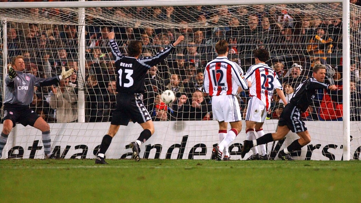 Nico Patschinski (r.) trifft zum 1:0 gegen Bayern München: Oliver Kahn (l.) kann es kaum fassen. (Archivbild)