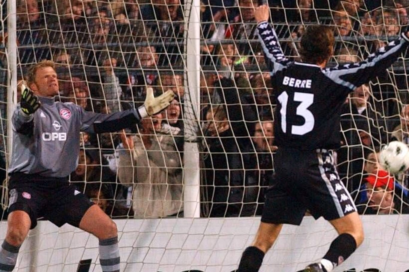 Nico Patschinski (r.) trifft zum 1:0 gegen Bayern München: Oliver Kahn (l.) kann es kaum fassen. (Archivbild)